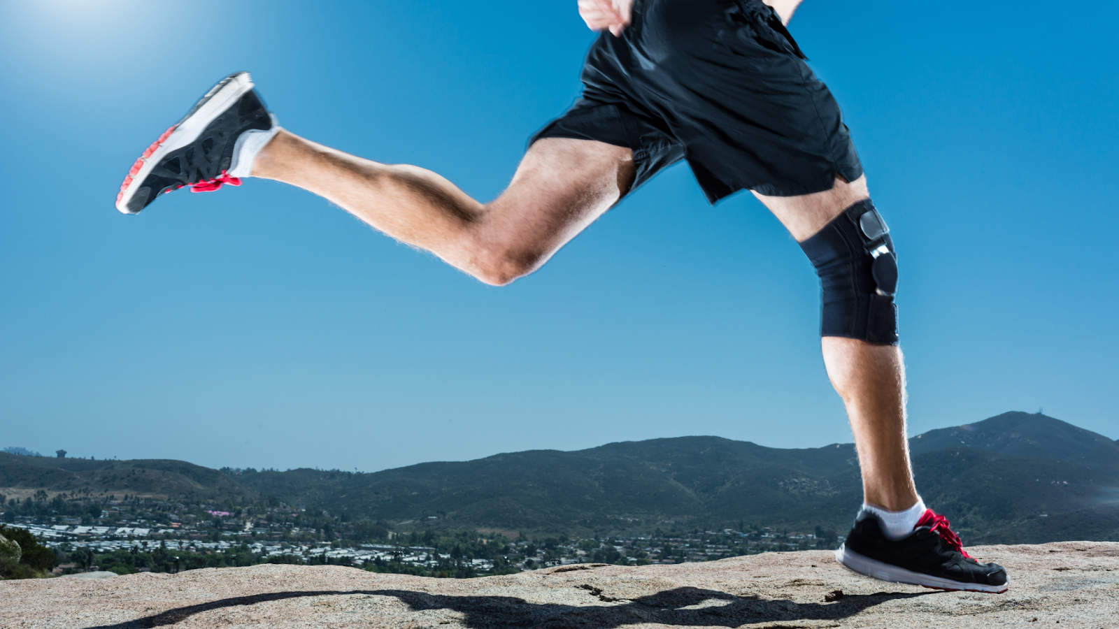 Man running with a bad knee with the right running shoes