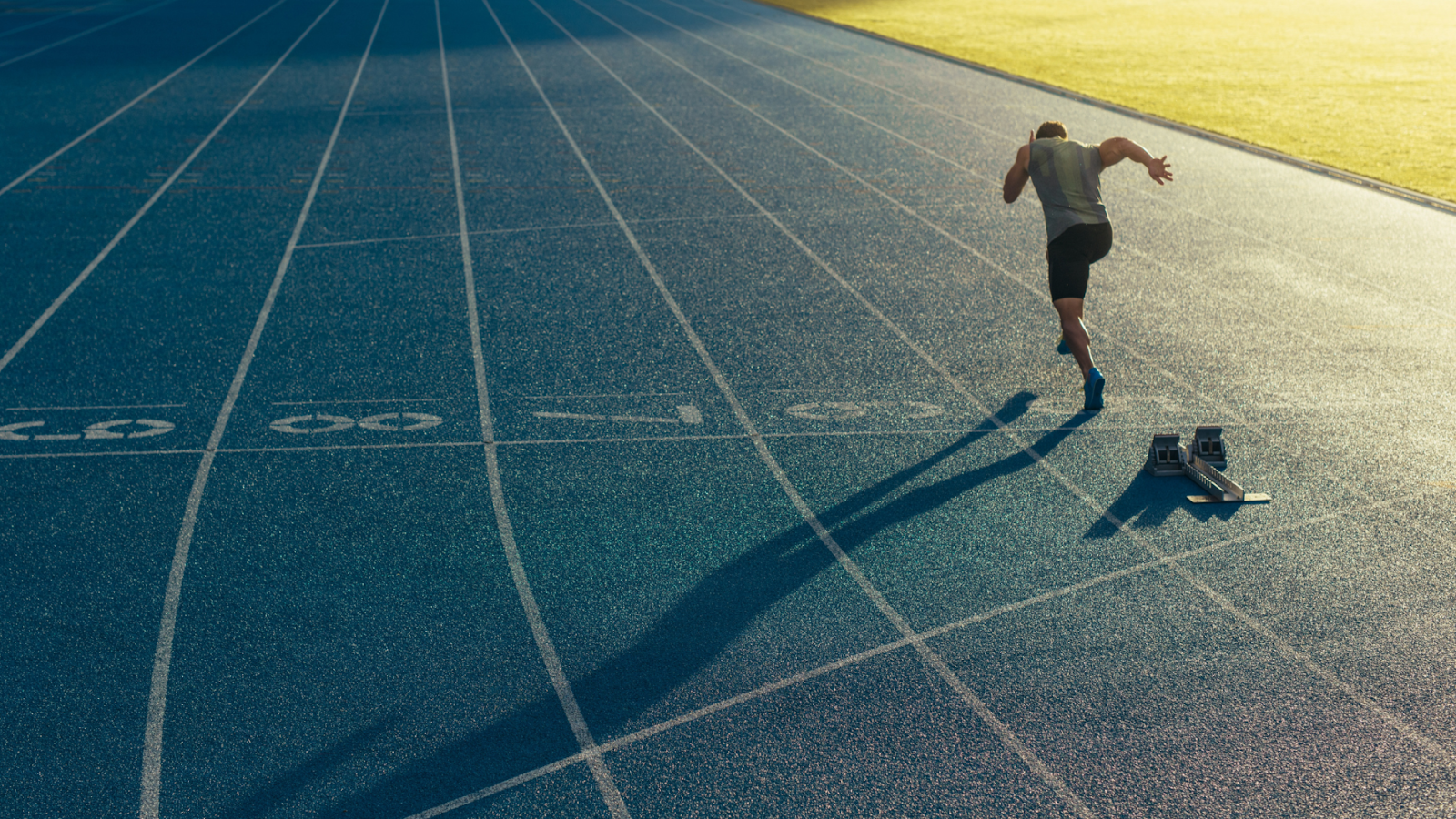 Man training on the tracks using Fartlek to increase his speed